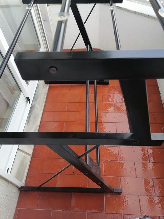 Escrivaninha ou mesa de sala com 2 vidros