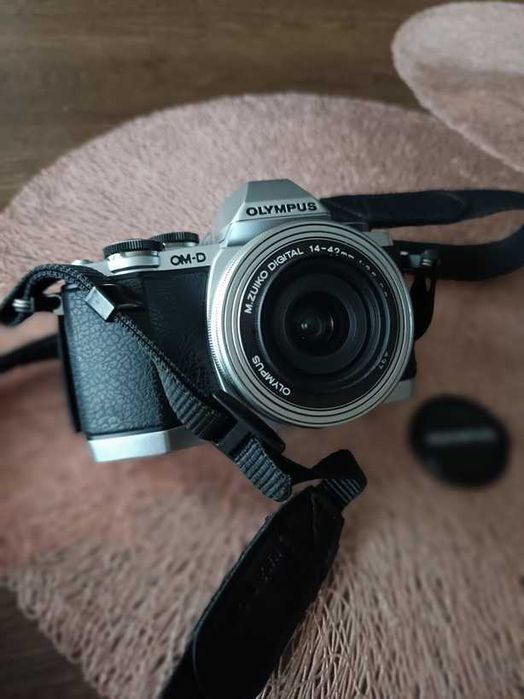 Olympus OM-D E-M10 + obiektyw M.Zuiko 14–42 mm + filtr UV HOYA TANIO !