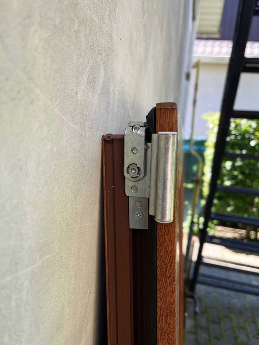 Продам новые металло-пластиковые двери без лутки 1.5 м х 0,88 м