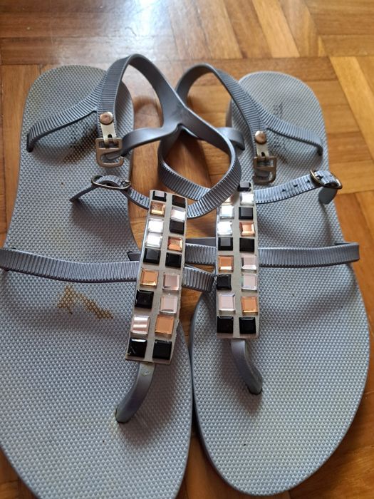 Sandálias prateadas tipo ipanema