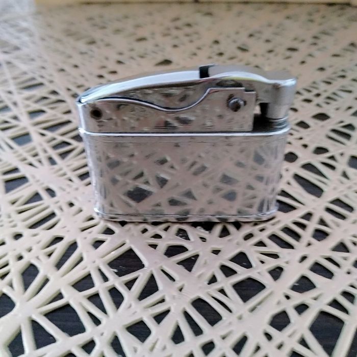 Piękna stara zapalniczka