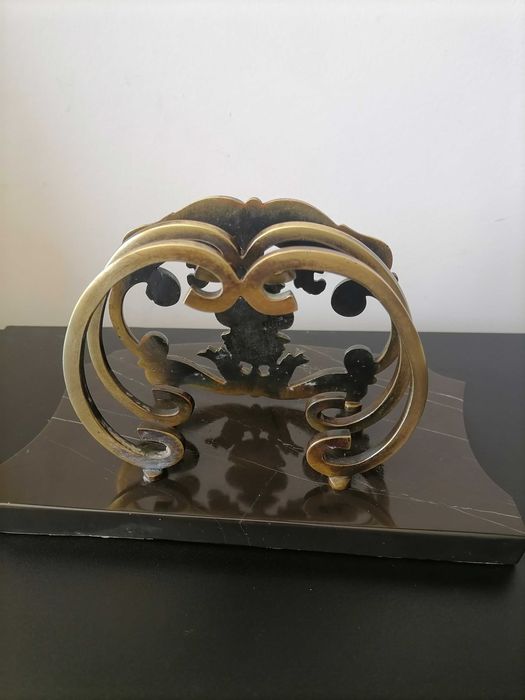 Porta cartas em bronze e base em mármore preto