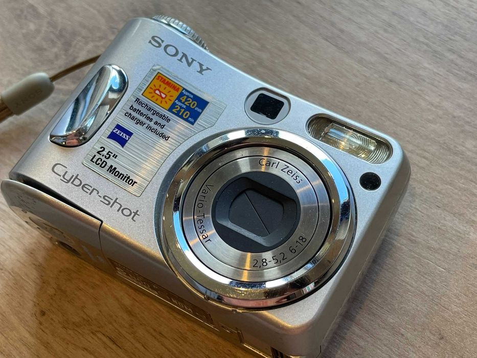 Aparat Cyfrowy Sony Cyber-shot DSC-S90 na baterie AA Srebrny vintage y2k