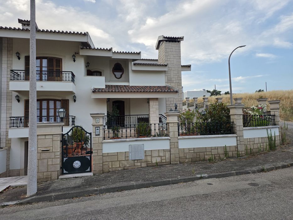 Moradia T4+1 de Prestígio | 488 m² de Área Bruta | 3 Suítes | Jardim | Garagem | Centro de Tomar