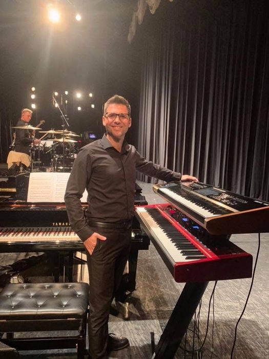 Уроки гри на фортепіано та синтезаторі .