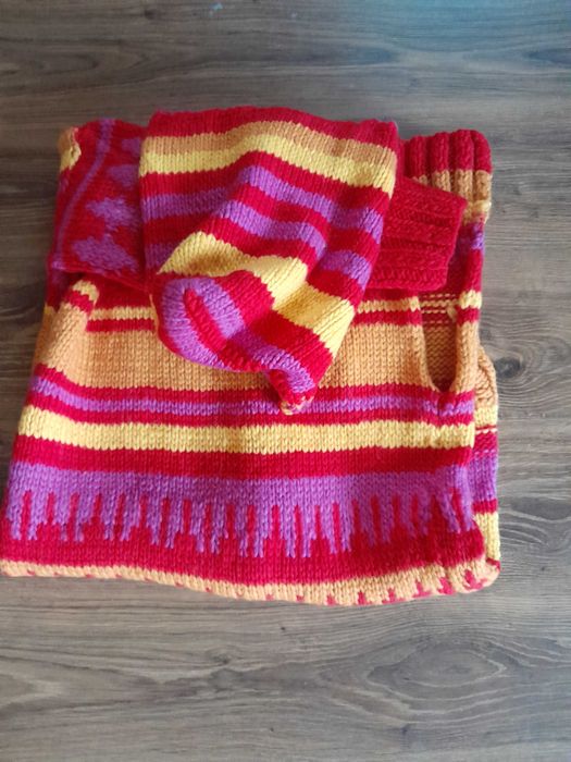 Sweter wełniany ręcznie robiony na drutach