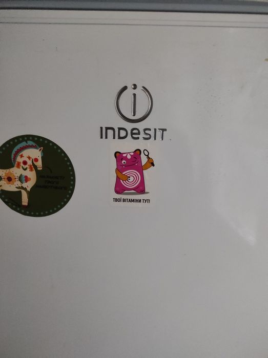 Холодильник indesit