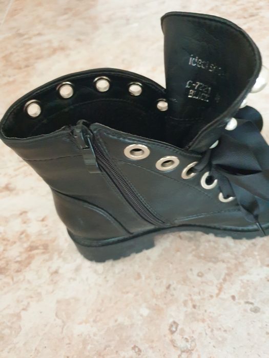 Botas número 38 com perolas