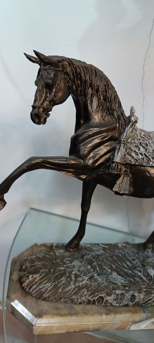 Estatueta cavalo pata no ar