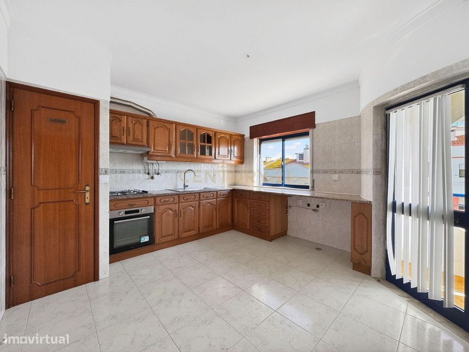 Arrenda-se Apartamento T3 na Cruz de Pau – Excelentes Áreas e Varanda
