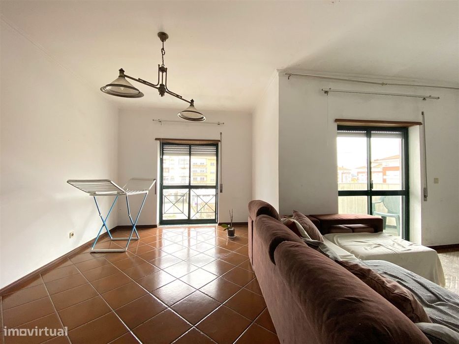 Apartamento T3 / Varanda / Garagem / Sótão/ Centro / Marinha Grande