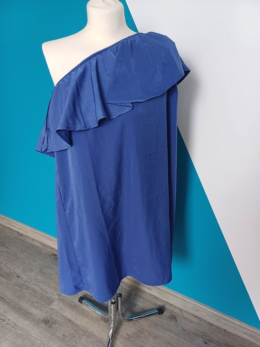 Letnia sukienka na jedno ramie.