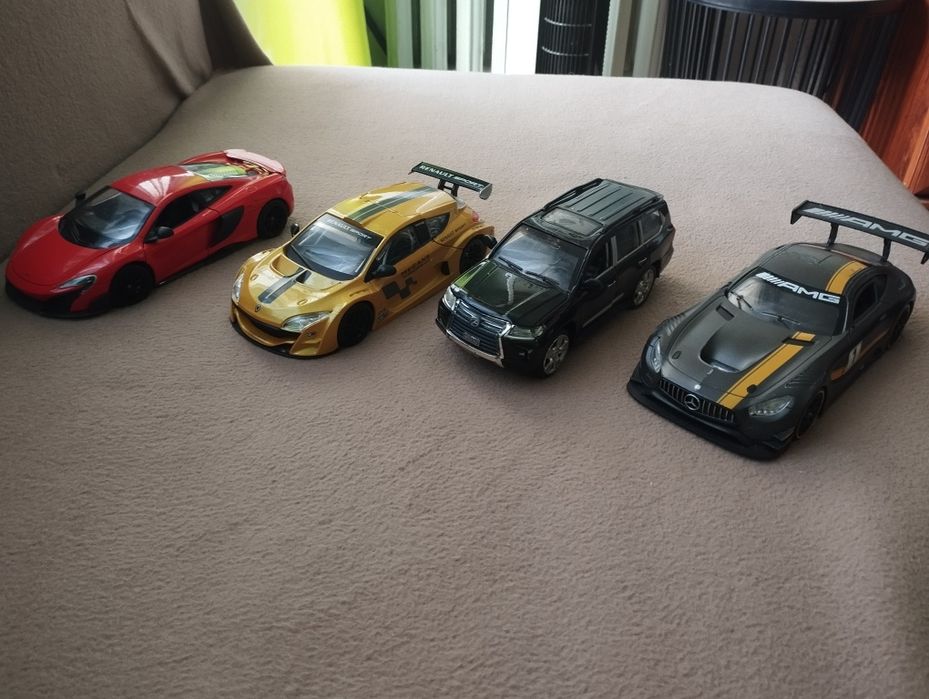4 samochody modele 1:24