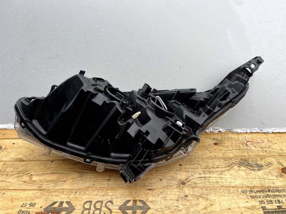 Lampa przód prawy Peugeot 208  soczewka
