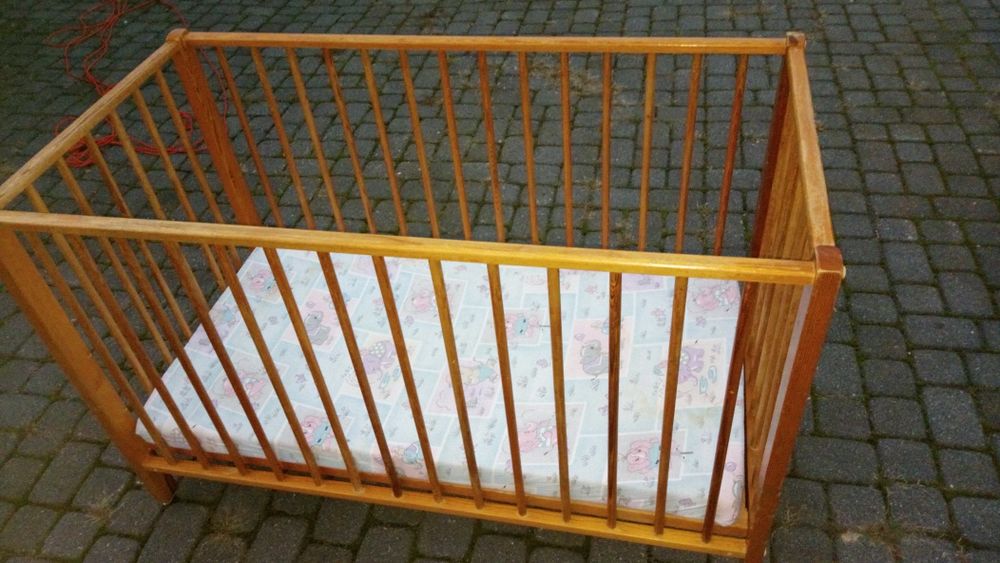 Łóżeczko na kółkach dla dziecka, przewijak stolik