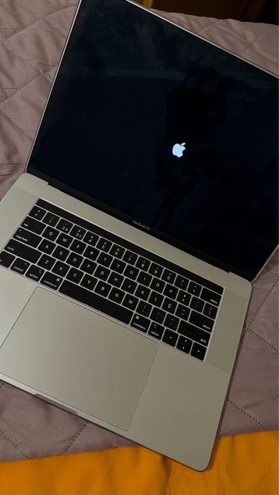 MacBook Pro 15” Intel Core i7 – 32GB RAM – 512GB SSD – Touch Bar64729933039619122