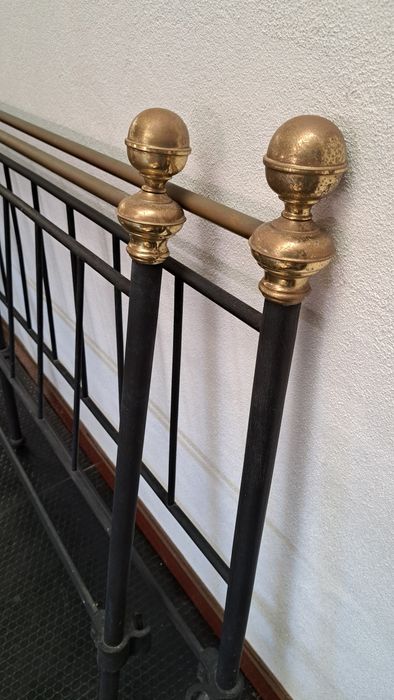 Cama antiga de ferro pintada