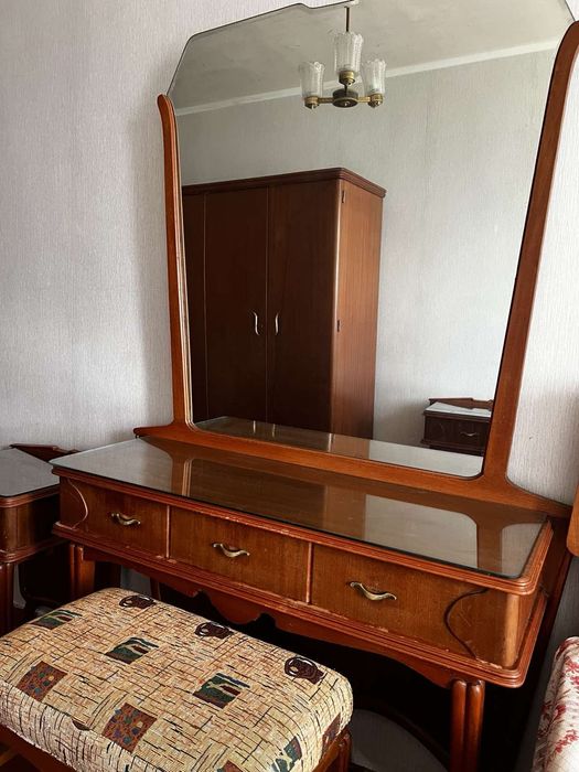 Продам спальный гарнитур красное дерево. Есть торг.