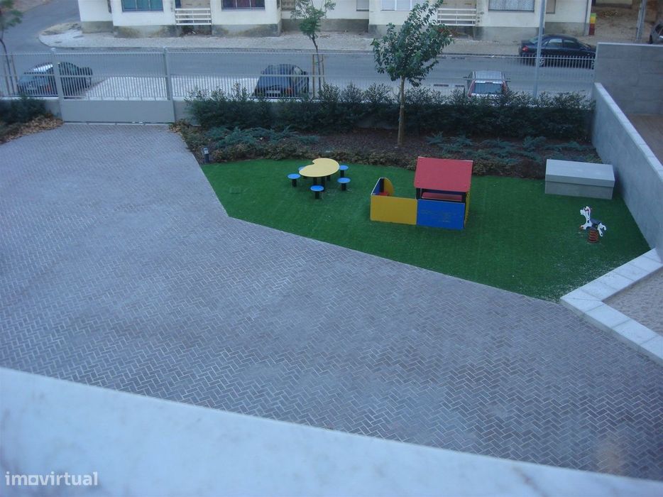 T2 - Arrendamento - Cozinha Equipada - Lugar De Estacionamento E Arrec