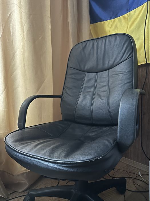 Крісло шкіряне офісне