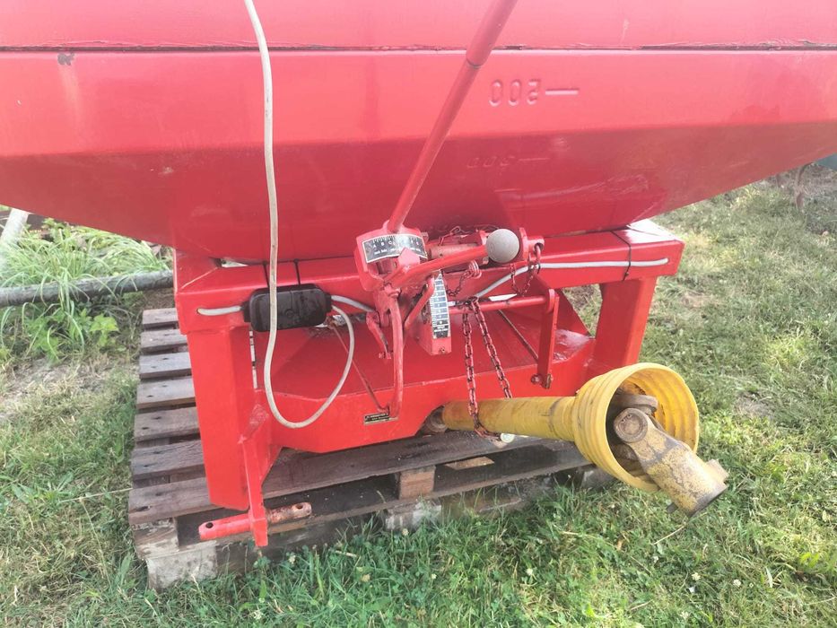 Rozsiewacz RAUCH 700 , 12 m rozsiewu 600 kg ładowności kabina agregat