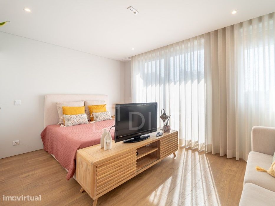 Apartamento T0 com varanda, garagem e arrumos em Matosinhos