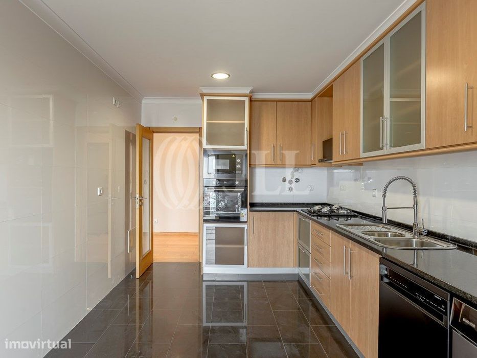 Apartamento T3 no condomínio L Towers, em Paço de Arcos