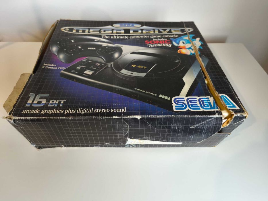 Sega Mega Drive com caixa e jogos