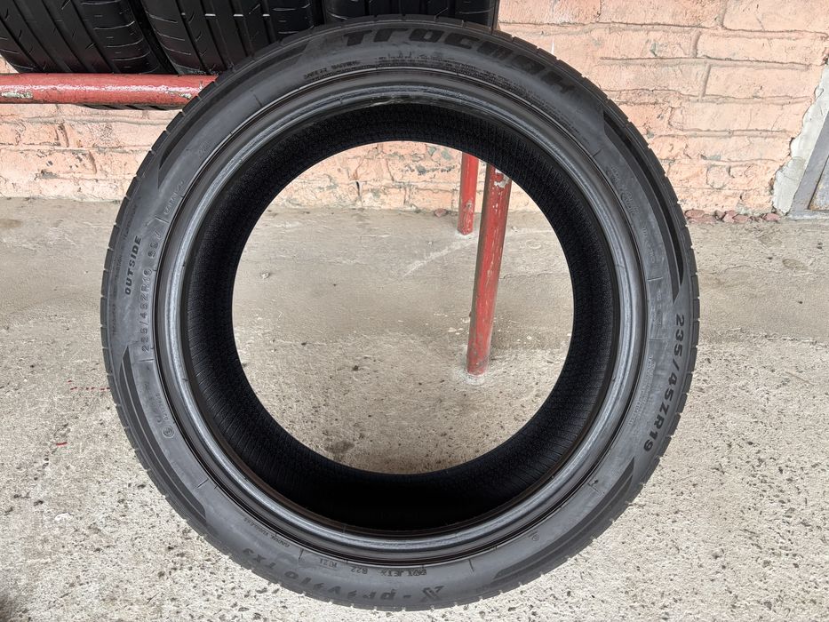 Комплект літніх шин 235/45R19