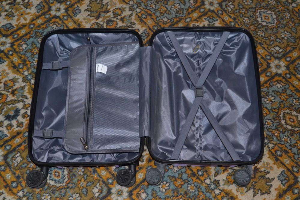 Чемодан на колесиках, туристический чемодан.