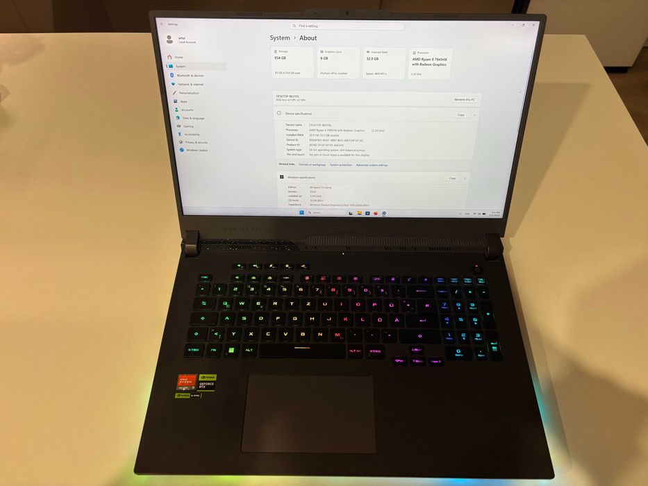 ASUS ROG G17 G713PV / Ryzen 9 7945HX/ 32 GB RAM/ RTX 4060/ 1 TB/240 Hz
