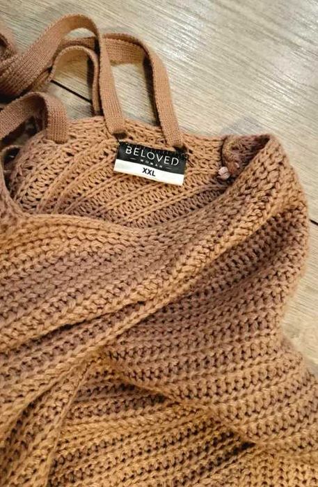 Sweter w kolorze pudrowego różu XXL ozdobny dekolt z tyłu roz.XXL