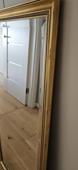 Lustro w pozłacanej ramie