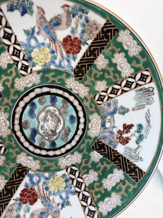 Este artigo é uma requintada peça de porcelana japonesa Imari.