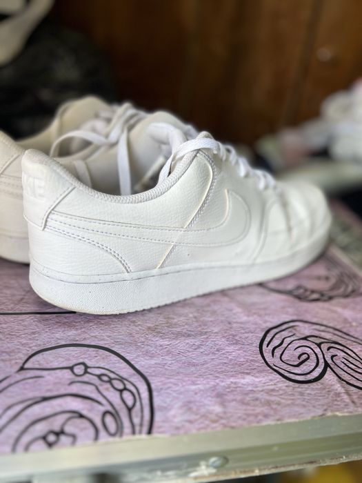 продам кроссовки Nike белые 46 размер