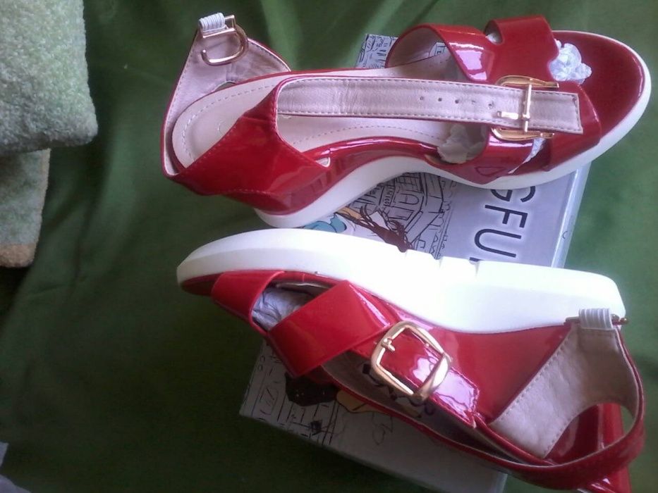 Босоножки нові, на білій танкетці.