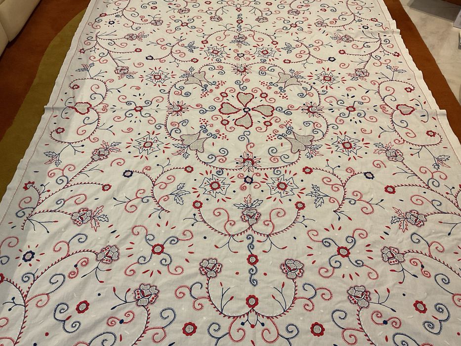 Linda toalha de mesa antiga em linho com bordados de Viana 220 x 154 cm aprox.