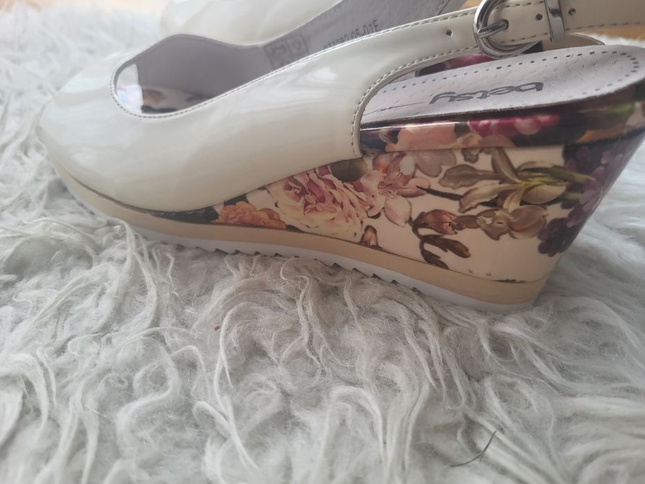 Buty na koturmue beżowe 37