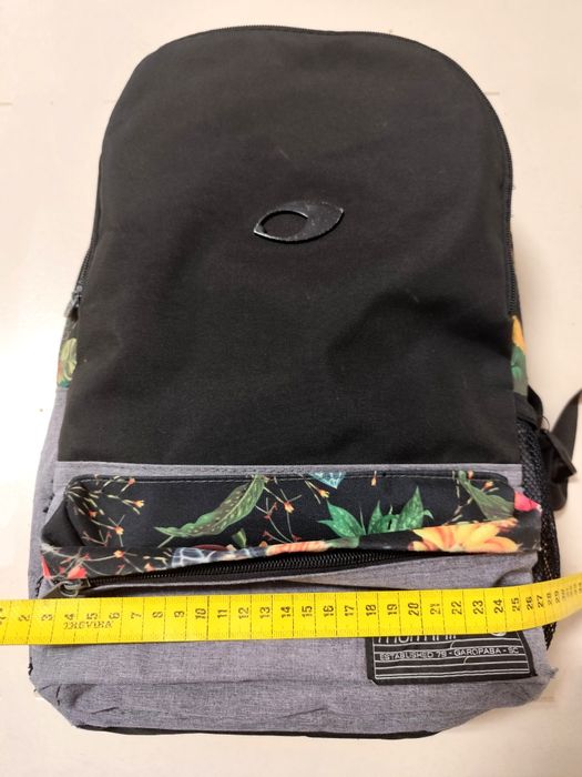 Mochila preta com padrão floral marca Mormaii