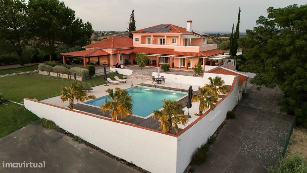 Propriedade com Piscina, Lago Ornamental e Numerosas Oliveiras, a meno