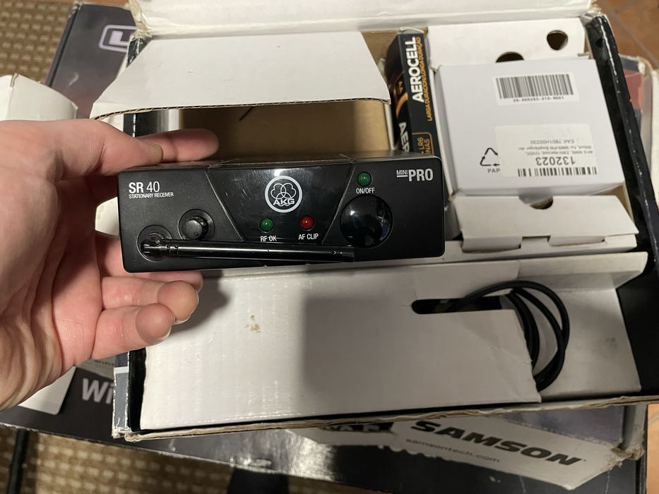 Wireless AKG WMS 40 | Samson Airline Synth