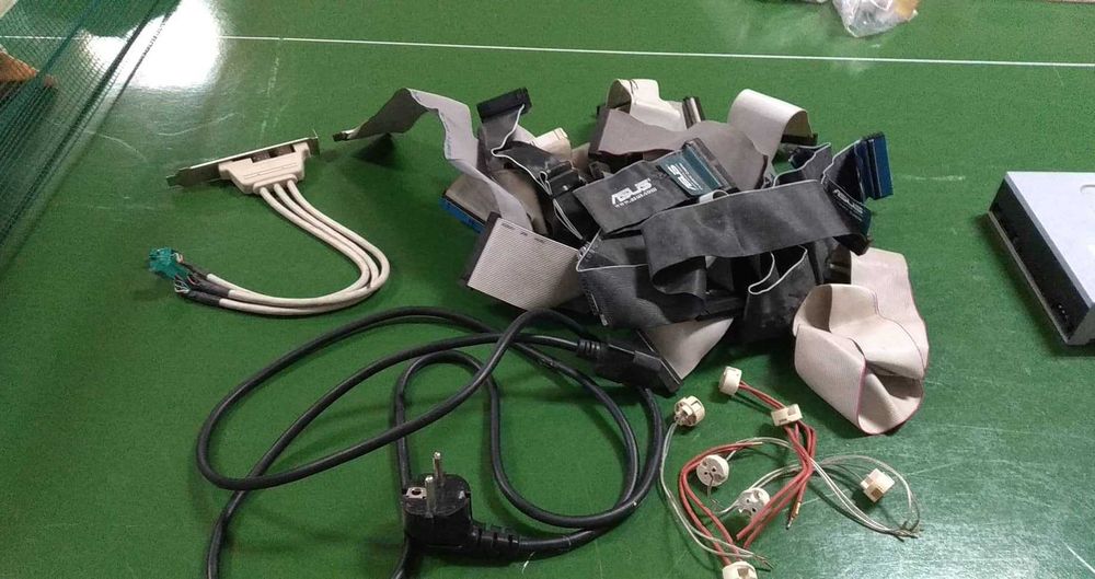 Various electronic components and speakers445797301403013121