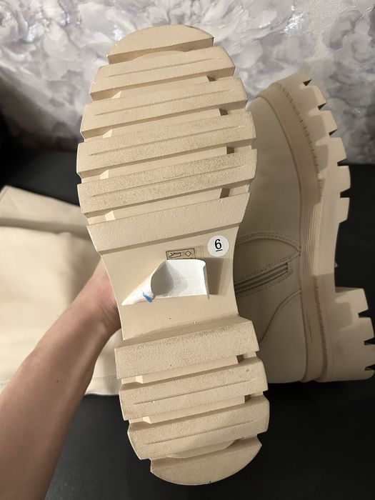 Бежеві чоботи труби