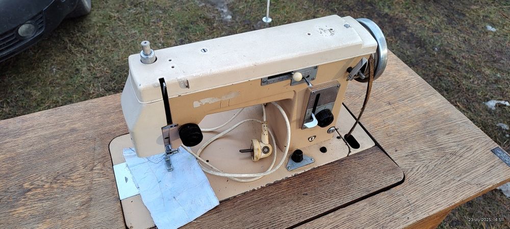 Maszyna do szycia Łucznik plus stolik