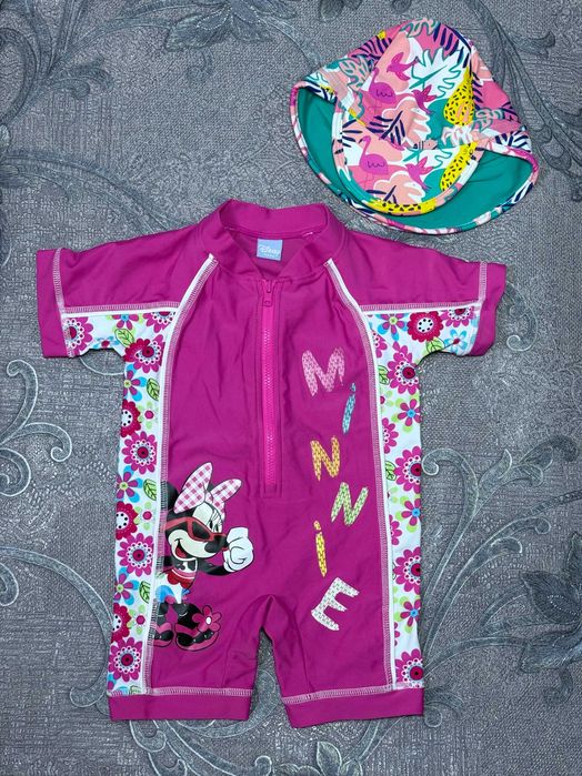 Купальний костюм комбінезон дитячий 6-9 місяців 80 см зріст Disney Baby рожевий Міні Маус море пляж басейн купальник суцільний кепка для дівчинки.