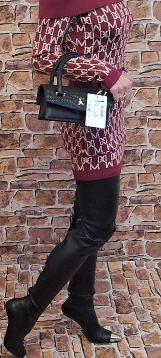 Przepiękna sukienka w kolorze bordo Marki Marciano by Guess
