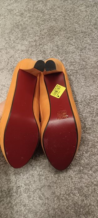 Buty pomarańczowe na obcasie