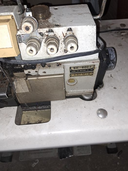 Máquina de bordar e caldeira de passar a ferro