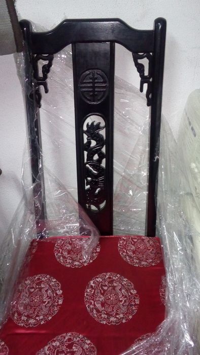 Cadeira chinesa preta estofada