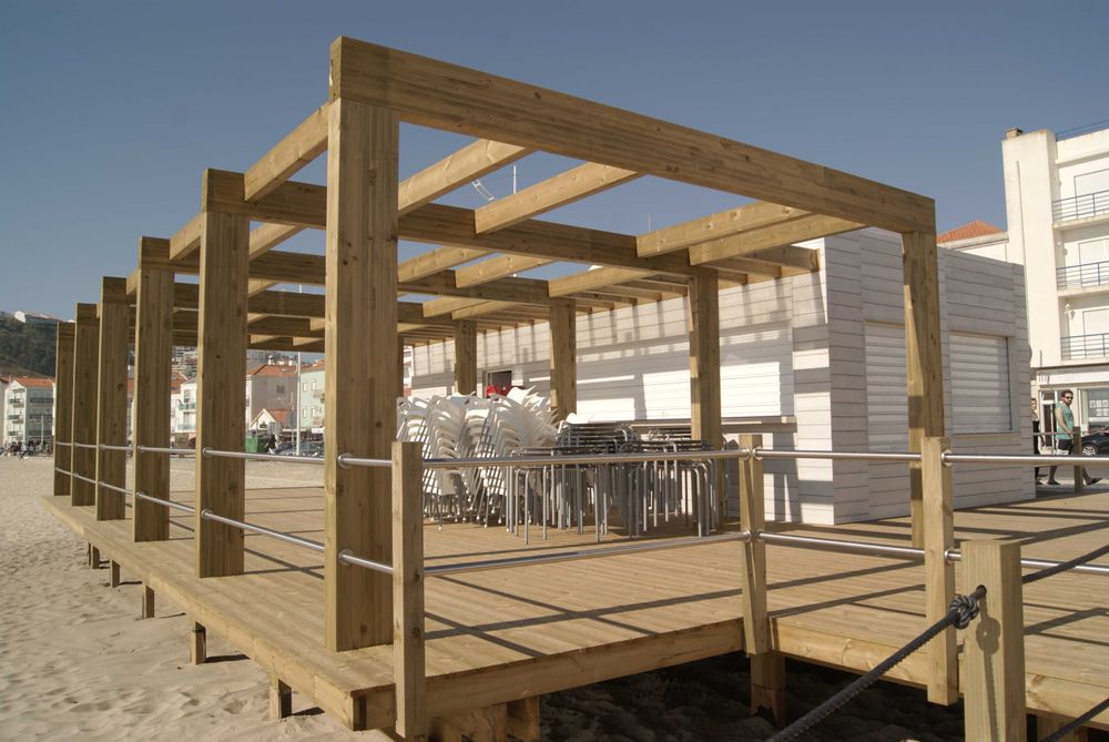 Decks e Pérgolas  em   Bamboo  para Piscinas, jardins e Terraços